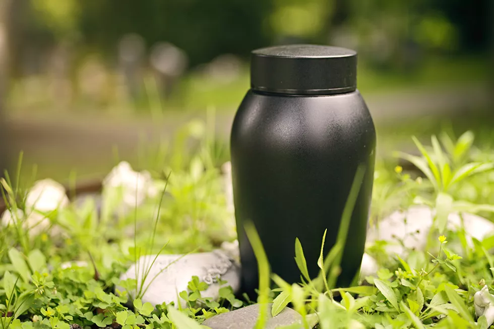 Nahaufnahme einer schwarzen Urne